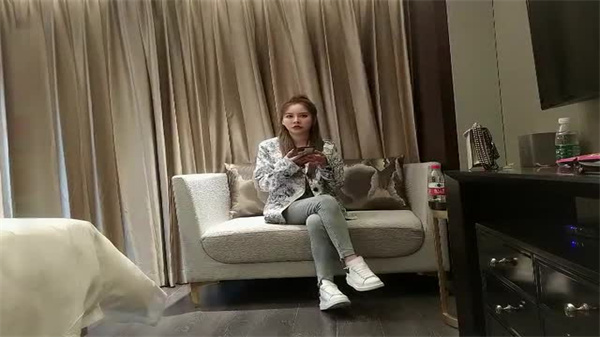 高马尾网红外围美女牛仔裤修长美腿小伙很满意