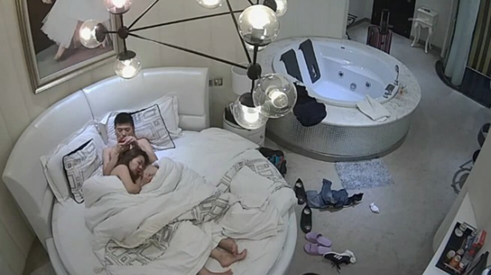 偷拍美女刚进门就迫不急待热吻上床啪啪