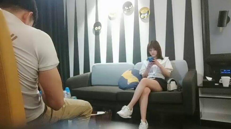 大师深夜场美腿文静妹子，深喉口交活不错，我假装被你强奸，抬起双腿猛操还疼要哭的